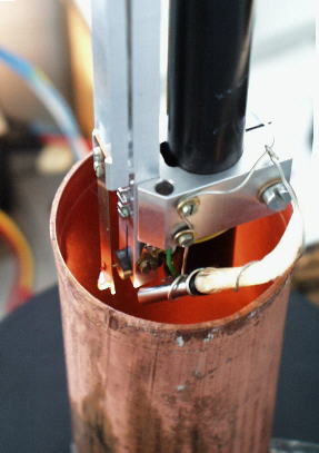 Na zdjęciu widać wprowdzoną do wnętrza miedzianego cylindra, współosiowo umieszczoną w nim głowicę pozwalającą na odczyt porzeźbionego wnętrza cylindra w czasie jego obracania się