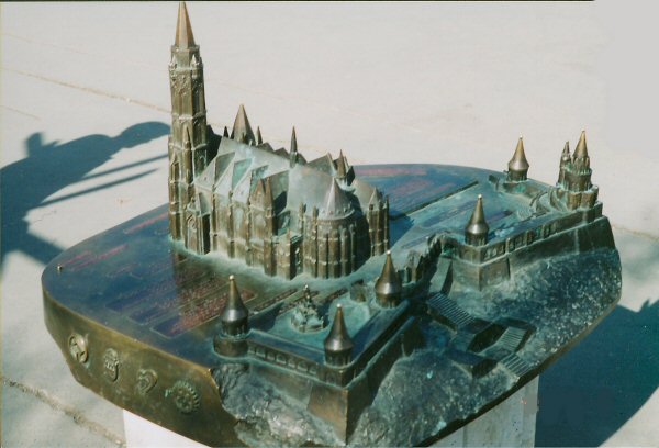 Zdjęcie wykonanej z brązu miniatury kościoła Macieja na Wzgórzu Zamkowym w Budapeszcie